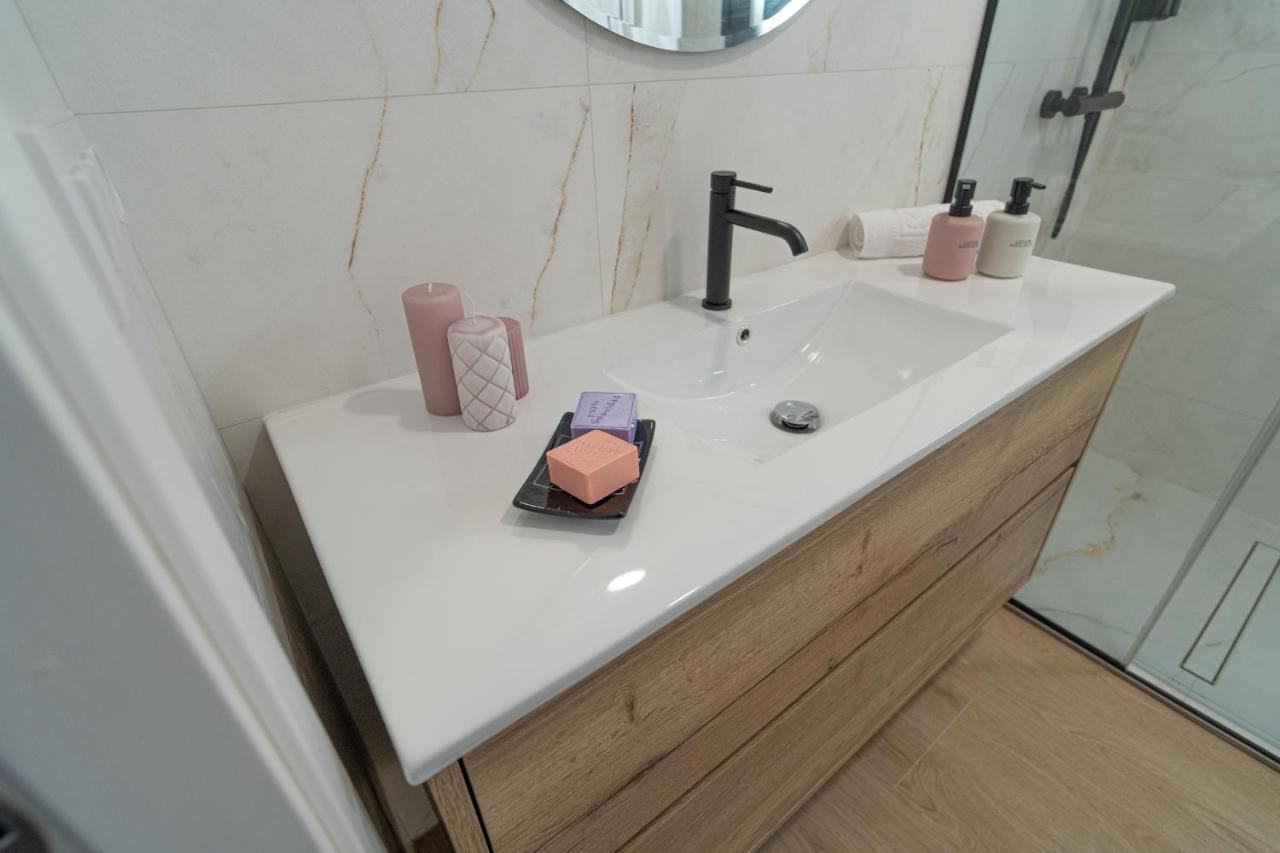 Riam Suites Apartamentos Los Palacios Y Villafranca Ngoại thất bức ảnh